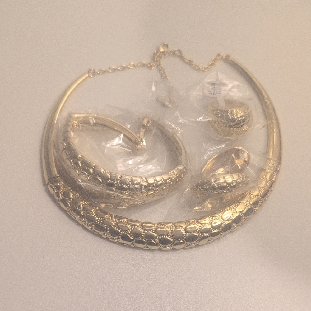 Elegant Gold Jewelry Set